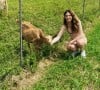 En dernière photo, la petite-fille de Jean-Paul Belmondo montre un cliché hilarant, sur lequel elle caresse avec tendresse une petite chèvre, qui paraît ravie de ces câlins. 

Annabelle Belmondo sur Instagram