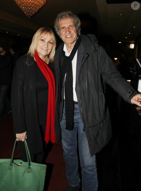 Le journaliste aurait-il compris que quelque chose clochait et tenté de revenir à la terre ferme ?
Exclusif - Gerard Leclerc et son épouse Julie - People dans les backstage du concert de A.Chamfort "Dandy Symphonique" au Grand Rex à Paris. Le 23 mars 2022 © Denis Guignebourg / Bestimage 