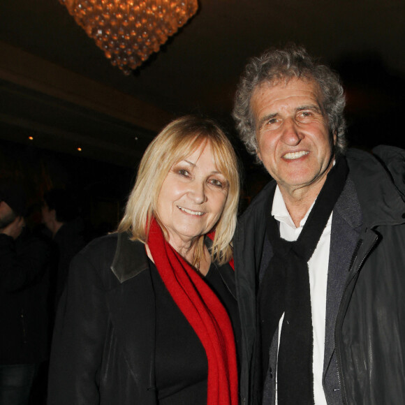 Le journaliste aurait-il compris que quelque chose clochait et tenté de revenir à la terre ferme ?
Exclusif - Gerard Leclerc et son épouse Julie - People dans les backstage du concert de A.Chamfort "Dandy Symphonique" au Grand Rex à Paris. Le 23 mars 2022 © Denis Guignebourg / Bestimage 