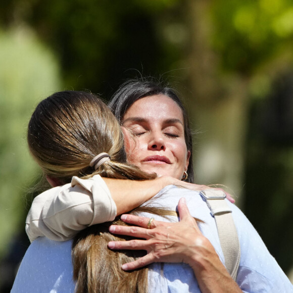 Elle y était entrée après un beau calin de sa maman.
La reine Letizia et sa fille, la princesse Leonor - La princesse Leonor entre à l'Académie Militaire de Saragosse. 17 août 2023