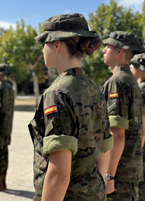 Et parait déjà très sérieuse.
La princesse Leonor lors de sa première journée en uniforme à l'Académie militaire générale à Saragosse, Espagne, le 18 août 2023. © Jack Abuin/ZUMA Press/Bestimage 