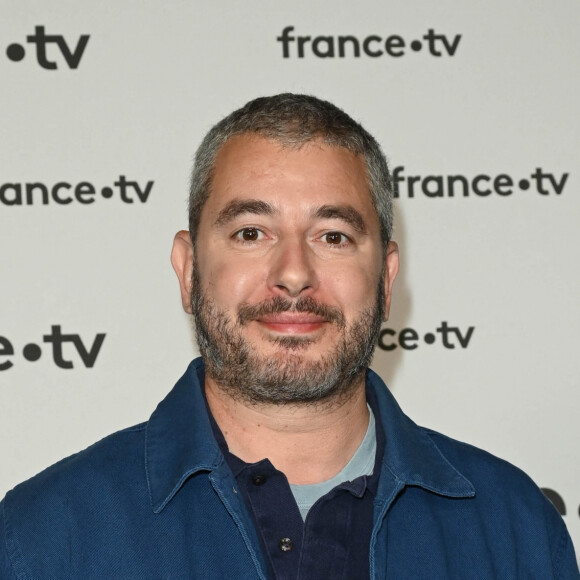 Ali Baddou au photocall pour la conférence de presse de rentrée de France TV à la Grande Halle de la Villette à Paris, France, le 6 juillet 2022. © Coadic Guirec/Bestimage 