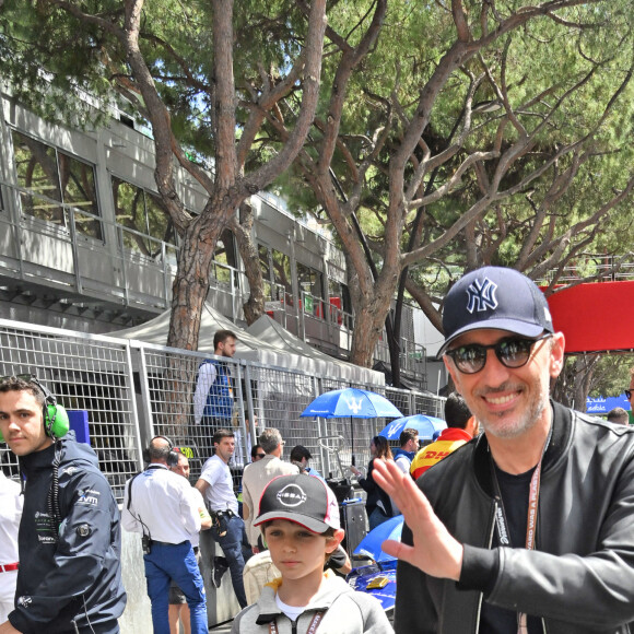 Gad Elmaleh et son fils Raphaël durant le 6eme Monaco E-Prix à Monaco, le 6 mai 2023. © Bruno Bebert/Bestimage 