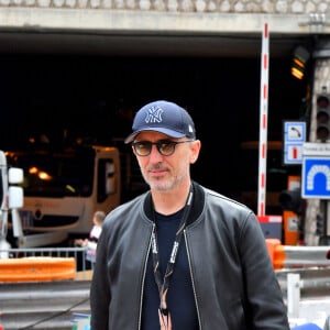 Gad Elmaleh et son fils Raphaël durant le 6eme Monaco E-Prix à Monaco, le 6 mai 2023.  © Bruno Bebert/Bestimage 