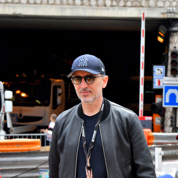 Gad Elmaleh et son fils Raphaël durant le 6eme Monaco E-Prix à Monaco, le 6 mai 2023.  © Bruno Bebert/Bestimage 