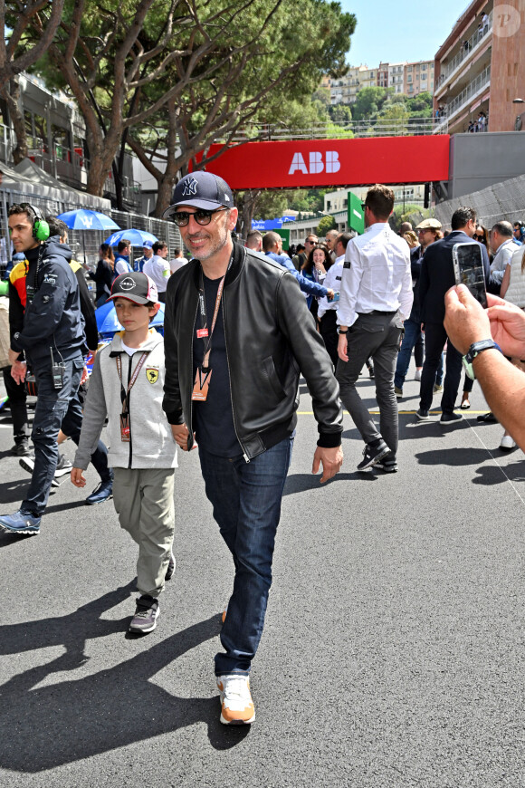 Gad Elmaleh et son fils Raphaël durant le 6eme Monaco E-Prix à Monaco, le 6 mai 2023. © Bruno Bebert/Bestimage 