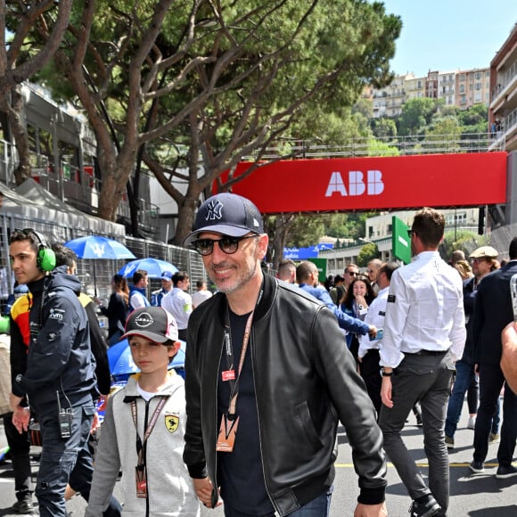 Gad Elmaleh et son fils Raphaël durant le 6eme Monaco E-Prix à Monaco, le 6 mai 2023. © Bruno Bebert/Bestimage 