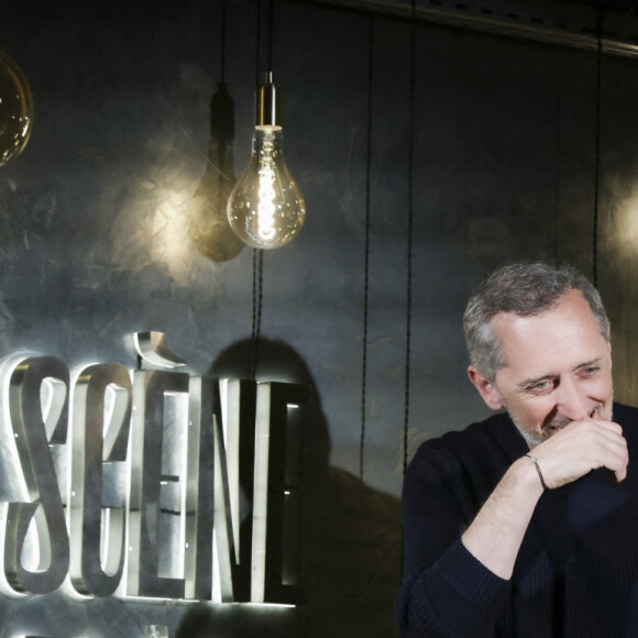 Exclusif - Gad Elmaleh reste en contact avec son public en jouant dans quelques Comedy Clubs parisiens, et en profite pour tester ses nouveaux textes, La Scène Barbes. Le 23 avril 2023 © Jack Tribeca / Bestimage 