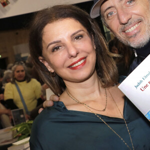 Gad Elmaleh avec sa soeur Judith Elmaleh - Festival du Livre de Paris 2023 au Grand Palais Éphémère à Paris le 22 avril 2023. © Cedric Perrin / Bestimage 