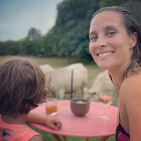 PHOTO Julie de Bona maman : rare instant câlin immortalisé avec son jeune fils, fin de leurs vacances de rêve !