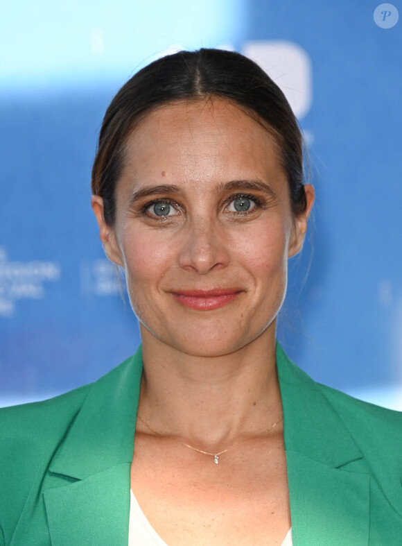 Julie de Bona au photocall du jury de la première édition du film de demain (FFD) au Ciné Lumière de Vierzon le 2 juin 2022. © Coadic Guirec / Bestimage 