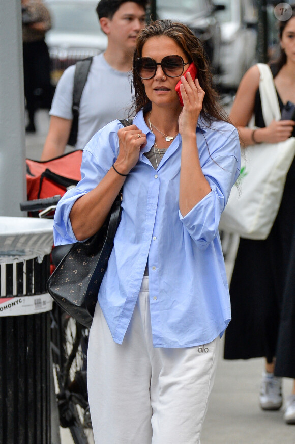 Katie Holmes a été repérée dans les rues de New York portant un look décontracté.