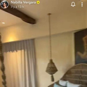 Lumineuse et spacieuse, la pièce a tout pour plaire. En plus d'une jolie terrasse, les tourtereaux ont également un "jacuzzi tropical". "C'est incroyable on va être trop bien", s'est enthousiasmée Nabilla Vergara via son compte Snapchat.