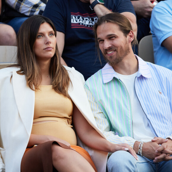 "Bon... bébé n'a toujours pas l'air de vouloir pointer le bout de son nez", avait-elle écrit.
Camille Cerf (Miss France 2015), enceinte et son compagnon Théo Fleury dans les tribunes lors des Internationaux de France de Tennis de Roland Garros 2023. Paris, le 7 juin 2023. © Jacovides-Moreau / Bestimage 