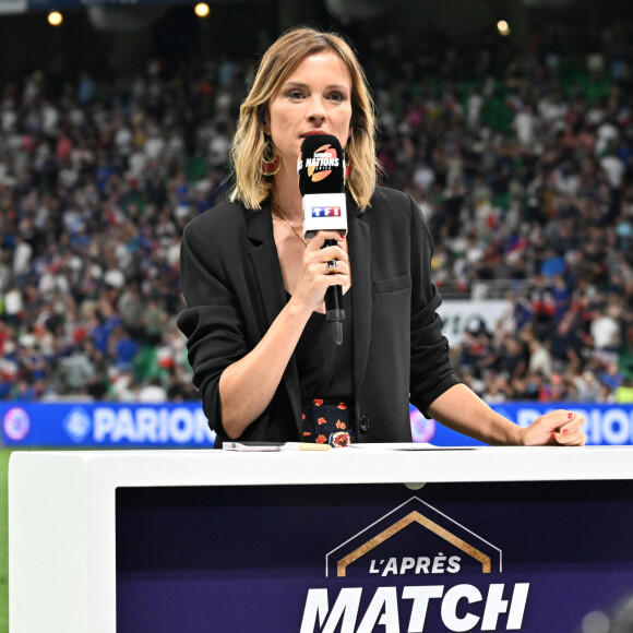 En vain avec sa fille. "Elle est encore trop petite. Même si elle a compris qu'il allait bientôt falloir soutenir la France. Elle l'a fait pour le foot pendant le Mondial 2022. Elle a hâte de crier : 'Allez la France !'", 
Isabelle Ithurburu (journaliste TF1) - RUGBY : France vs Ecosse (30-27) - Match préparatif pour la coupe du monde 2023 à Saint-Étienne le 12 août 2023. © Frédéric Chambert / Panoramic / Bestimage