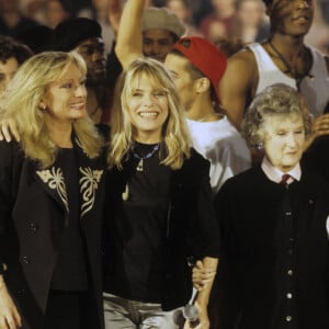 Avec Véronique Sanson puis avec France Gall.
Archives - En France, à Paris, sur le plateau de l'émission TV "Taratata", de gauche à droite, Véronique SANSON, France GALL, MIREILLE et NAGUI. Le 26 janvier 1993 © Michel Marizy via Bestimage 