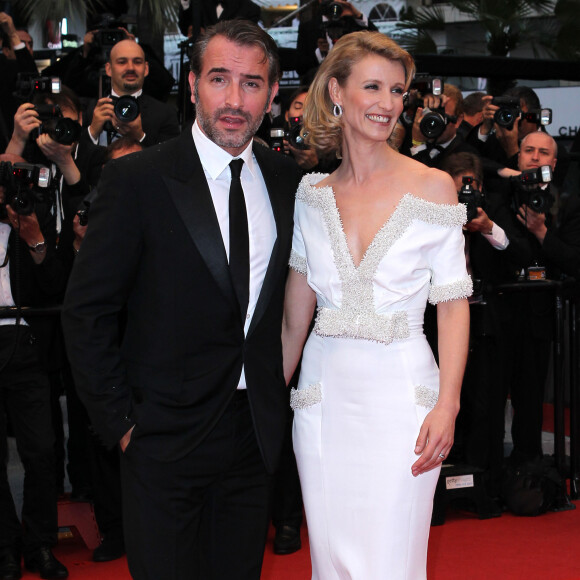 Car celui-ci était accusé de viol et d'agressions sexuelles. Mais il y avait un problème.
Jean Dujardin, Alexandra Lamy - Montée des marches du film "Therese Desqueroux" pour la cérémonie de cloture du 65e festival du film de Cannes le 27 mai 2012.