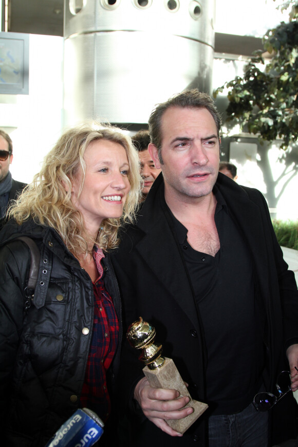 Jean Dujardin et Alexandra Lamy à l'aéroport ROissy Charles de Gaules le 17 janvier 2012.