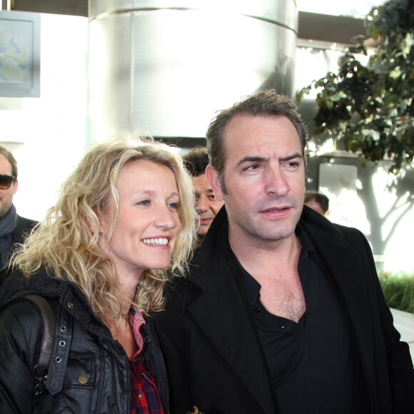 Jean Dujardin et Alexandra Lamy à l'aéroport ROissy Charles de Gaules le 17 janvier 2012.