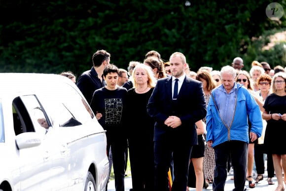 Julie Leclerc, femme du défunt, sa fille Charlotte Leclerc, ses fils Antoine Leclerc et Mathieu Leclerc, les membres de la famille et les proches aux obsèques civiles du journaliste Gérard Leclerc au cimetière des Trois-Moutiers à Loudun, dans la Vienne, France, le 24 août 2023. © Dominique Jacovides/Bestimage 