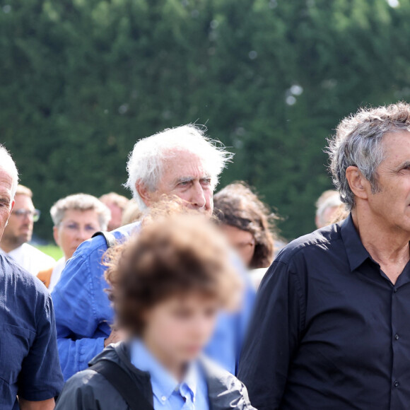 Julien Clerc, sa femme Hélène Grémillon, leur fils Léonard Clerc et Antoine Leclerc, fils du défunt aux obsèques civiles du journaliste Gérard Leclerc au cimetière des Trois-Moutiers à Loudun, dans la Vienne, France, le 24 août 2023. © Dominique Jacovides/Bestimage 