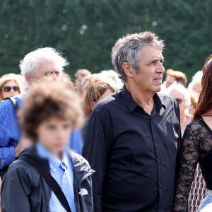 Julien Clerc, sa femme Hélène Grémillon et leur fils Léonard Clerc aux obsèques civiles du journaliste Gérard Leclerc au cimetière des Trois-Moutiers à Loudun, dans la Vienne, France, le 24 août 2023. © Dominique Jacovides/Bestimage 