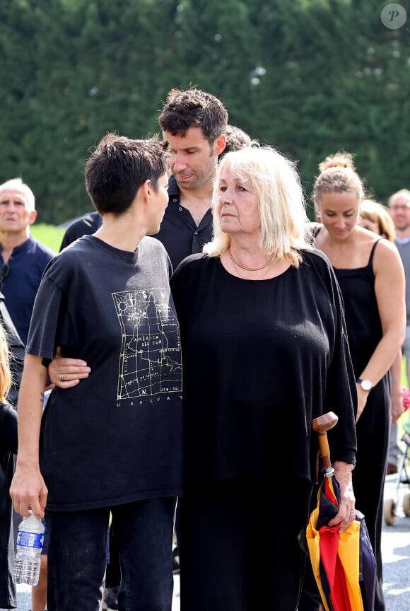 Julie Leclerc, femme du défunt, sa fille Charlotte Leclerc, son fils Mathieu Leclerc, les membres de la famille et les proches aux obsèques civiles du journaliste Gérard Leclerc au cimetière des Trois-Moutiers à Loudun, dans la Vienne, France, le 24 août 2023. © Dominique Jacovides/Bestimage 