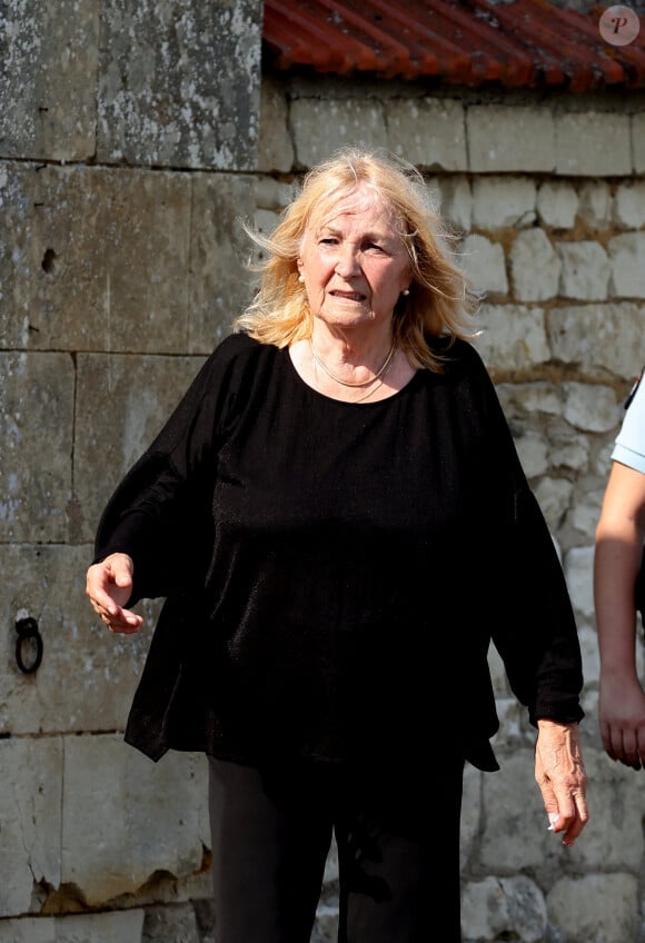 Julie Leclerc, femme du défunt aux obsèques civiles du journaliste Gérard Leclerc au cimetière des Trois-Moutiers à Loudun, dans la Vienne, France, le 24 août 2023. © Dominique Jacovides/Bestimage 