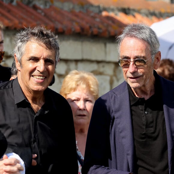 Julien Clerc, sa femme Hélène Grémillon et Alain Chamfort aux obsèques civiles du journaliste Gérard Leclerc au cimetière des Trois-Moutiers à Loudun, dans la Vienne, France, le 24 août 2023. © Dominique Jacovides/Bestimage  Funeral ceremony for French journalist Gérard Leclerc, who died in a plane crash, in Les