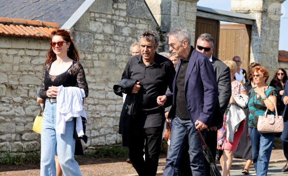 Julien Clerc, sa femme Hélène Grémillon et Alain Chamfort aux obsèques civiles du journaliste Gérard Leclerc au cimetière des Trois-Moutiers à Loudun, dans la Vienne, France, le 24 août 2023. © Dominique Jacovides/Bestimage 