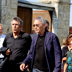 Julien Clerc, sa femme Hélène Grémillon et Alain Chamfort aux obsèques civiles du journaliste Gérard Leclerc au cimetière des Trois-Moutiers à Loudun, dans la Vienne, France, le 24 août 2023. © Dominique Jacovides/Bestimage 