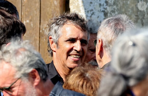 Julien Clerc et Alain Chamfort aux obsèques civiles du journaliste Gérard Leclerc au cimetière des Trois-Moutiers à Loudun, dans la Vienne, France, le 24 août 2023. © Dominique Jacovides/Bestimage 