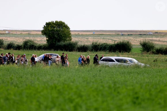 Les membres de la famille et les proches aux obsèques civiles du journaliste Gérard Leclerc au cimetière des Trois-Moutiers à Loudun, dans la Vienne, France, le 24 août 2023; dont son père avait longtemps été le maire et où il avait lui-même siégé au conseil municipal. Le journaliste est mort dans un accident d'avion touristique qui s'est écrasé le 15 août. © Dominique Jacovides/Bestimage  Funeral ceremony for French journalist Gérard Leclerc, who died in a plane crash, in Les Trois-Moutiers, FRance, on August 24, 2023. French television journalist Gerard Leclerc was on board the tourist plane which crashed on August 15. 