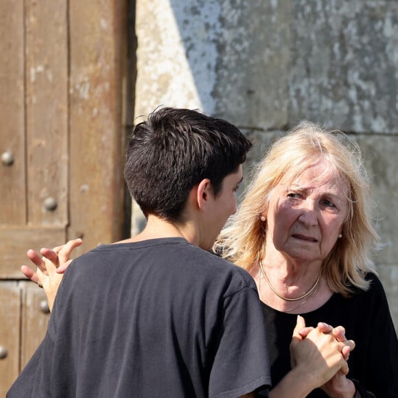 Julie Leclerc, femme du défunt et sa fille Charlotte Leclerc aux obsèques civiles du journaliste Gérard Leclerc au cimetière des Trois-Moutiers à Loudun, dans la Vienne, France, le 24 août 2023; dont son père avait longtemps été le maire et où il avait lui-même siégé au conseil municipal. Le journaliste est mort dans un accident d'avion touristique qui s'est écrasé le 15 août. © Dominique Jacovides/Bestimage  Funeral ceremony for French journalist Gérard Leclerc, who died in a plane crash, in Les Trois-Moutiers, FRance, on August 24, 2023. French television journalist Gerard Leclerc was on board the tourist plane which crashed on August 15. 