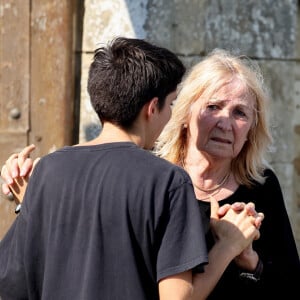 Julie Leclerc, femme du défunt et sa fille Charlotte Leclerc aux obsèques civiles du journaliste Gérard Leclerc au cimetière des Trois-Moutiers à Loudun, dans la Vienne, France, le 24 août 2023; dont son père avait longtemps été le maire et où il avait lui-même siégé au conseil municipal. Le journaliste est mort dans un accident d'avion touristique qui s'est écrasé le 15 août. © Dominique Jacovides/Bestimage  Funeral ceremony for French journalist Gérard Leclerc, who died in a plane crash, in Les Trois-Moutiers, FRance, on August 24, 2023. French television journalist Gerard Leclerc was on board the tourist plane which crashed on August 15. 