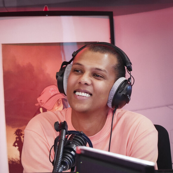 Et habite dans la banlieuse bruxelloise, dans un beau penthouse.
Exclusif - Stromae - Emission "Le Morning Sans Filtre" sur Virgin Radio diffusé en direct de 6h à 9h30, Paris le 29 septembre 2022. © Jack Tribeca / Bestimage 