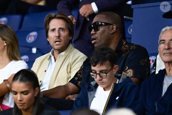 Ils étaient assis à côté de Mokobé
Mathieu Verge et Mokobé - Célébrités dans les tribunes lors du match de football du PSG face à Lens au Parc des Princes à Paris le 26 Août 2023. © Federic Pestellini / Panoramic /Bestimage 