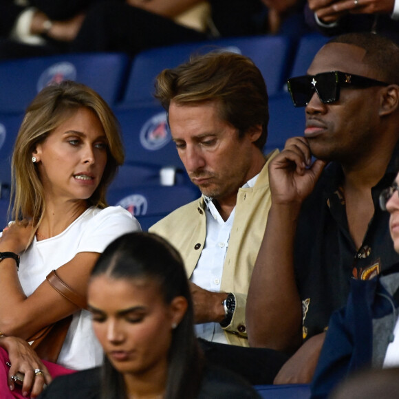 Ophélie Meunier et son mari Mathieu Vergne, Mokobé - Célébrités dans les tribunes lors du match de football du PSG face à Lens au Parc des Princes à Paris le 26 Août 2023. © Federic Pestellini / Panoramic /Bestimage 