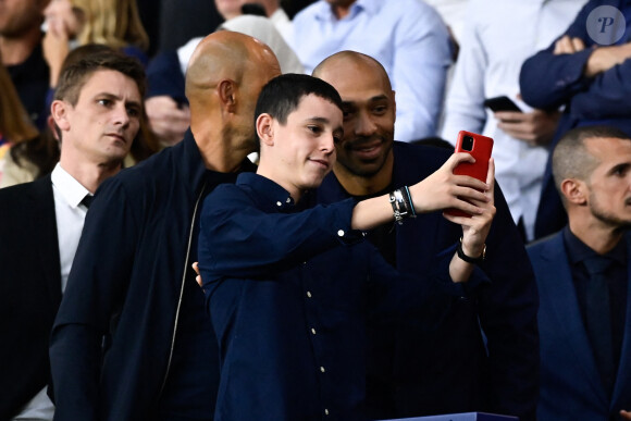 Thierry Henry - Célébrités dans les tribunes lors du match de football du PSG face à Lens au Parc des Princes à Paris le 26 Août 2023. © Federic Pestellini / Panoramic /Bestimage 