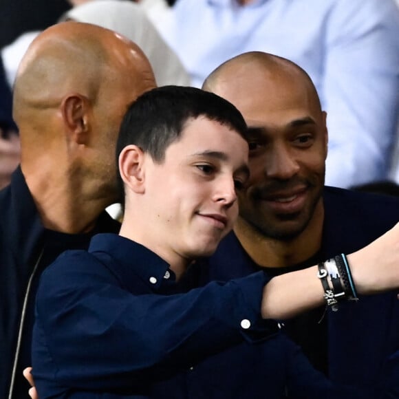 Thierry Henry - Célébrités dans les tribunes lors du match de football du PSG face à Lens au Parc des Princes à Paris le 26 Août 2023. © Federic Pestellini / Panoramic /Bestimage 