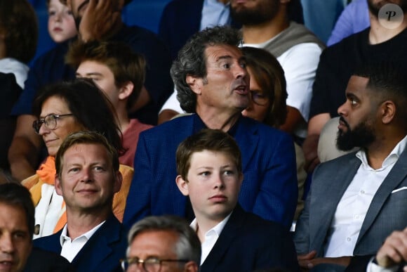 Omar Da Fonseca - Célébrités dans les tribunes lors du match de football du PSG face à Lens au Parc des Princes à Paris le 26 Août 2023. © Federic Pestellini / Panoramic /Bestimage 