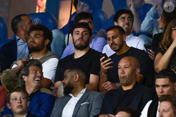 Ryan Chapuis , Paul Gabrillagues et Kylan Hamdaoui - Célébrités dans les tribunes lors du match de football du PSG face à Lens au Parc des Princes à Paris le 26 Août 2023. © Federic Pestellini / Panoramic /Bestimage 