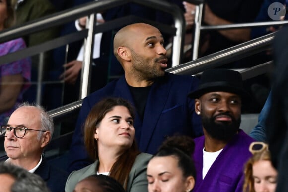 Thierry Henry - Célébrités dans les tribunes lors du match de football du PSG face à Lens au Parc des Princes à Paris le 26 Août 2023. © Federic Pestellini / Panoramic /Bestimage 