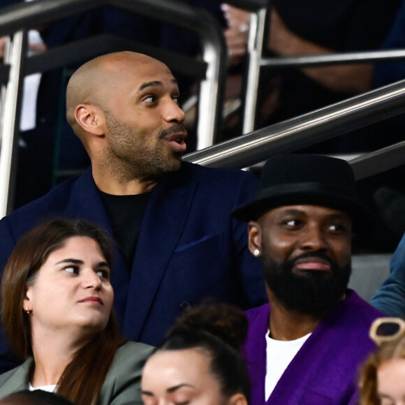 Thierry Henry - Célébrités dans les tribunes lors du match de football du PSG face à Lens au Parc des Princes à Paris le 26 Août 2023. © Federic Pestellini / Panoramic /Bestimage 