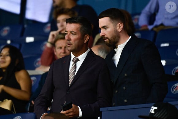 Karl Olive - Célébrités dans les tribunes lors du match de football du PSG face à Lens au Parc des Princes à Paris le 26 Août 2023. © Federic Pestellini / Panoramic /Bestimage 