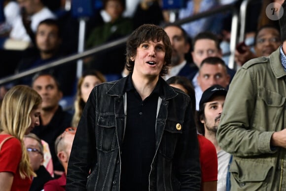 Nikolai Fraiture - Célébrités dans les tribunes lors du match de football du PSG face à Lens au Parc des Princes à Paris le 26 Août 2023. © Federic Pestellini / Panoramic /Bestimage 