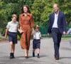 Elle devance ses deux frères George et Louis
Le prince William, duc de Cambridge et Catherine Kate Middleton, duchesse de Cambridge accompagnent leurs enfants George, Charlotte et Louis à l'école Lambrook le 7 septembre 2022. 