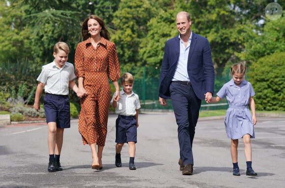 Elle devance ses deux frères George et Louis
Le prince William, duc de Cambridge et Catherine Kate Middleton, duchesse de Cambridge accompagnent leurs enfants George, Charlotte et Louis à l'école Lambrook le 7 septembre 2022. 