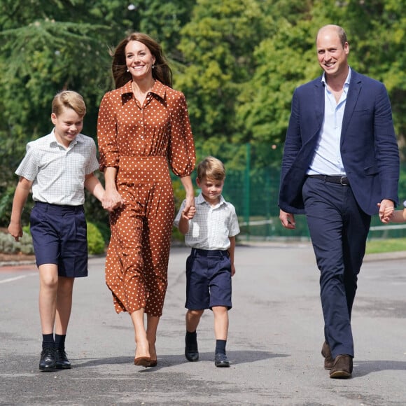 Elle devance ses deux frères George et Louis
Le prince William, duc de Cambridge et Catherine Kate Middleton, duchesse de Cambridge accompagnent leurs enfants George, Charlotte et Louis à l'école Lambrook le 7 septembre 2022. 