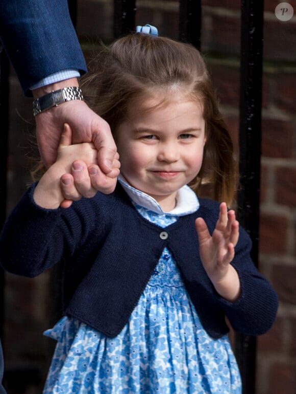Elle est en première place
Info - La princesse Charlotte de Cambridge fête ses 5 ans - Le prince William, duc de Cambridge arrive avec ses enfants le prince George de Cambridge et la princesse Charlotte de Cambridge à l'hôpital St Marys après que sa femme Catherine (Kate) Middleton, duchesse de Cambridge ait donné naissance à leur troisième enfant à Londres le 23 avril 2018. 